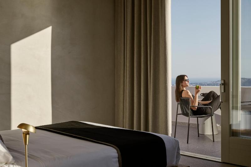 Grand Suite with Caldera View & Hot Tub image 2