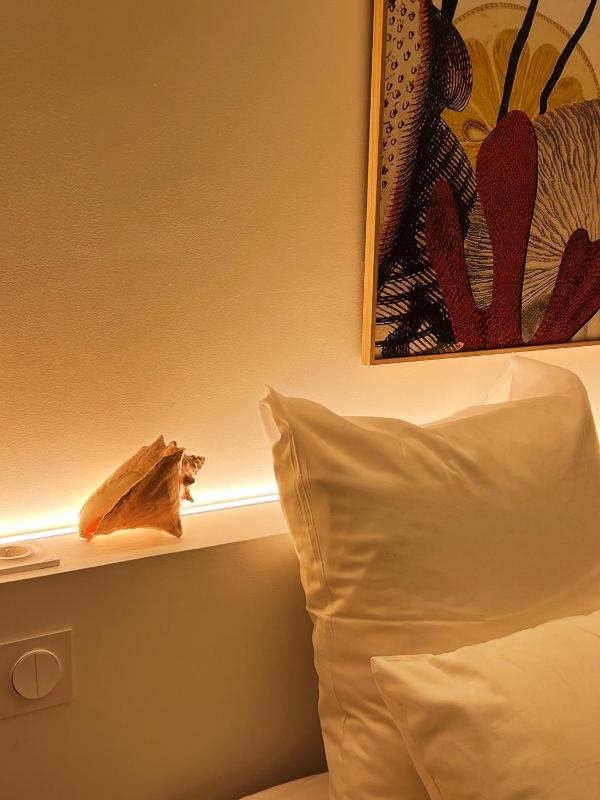 Deluxe Double Room with Sea View image 2