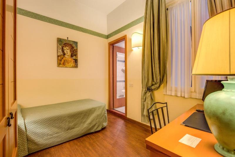 Single Room image 3