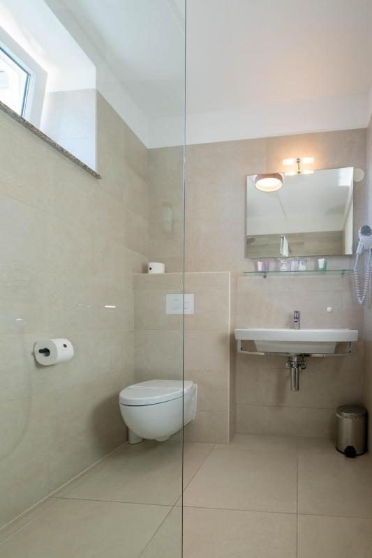 Double Room with Balcony and Sea View image 3