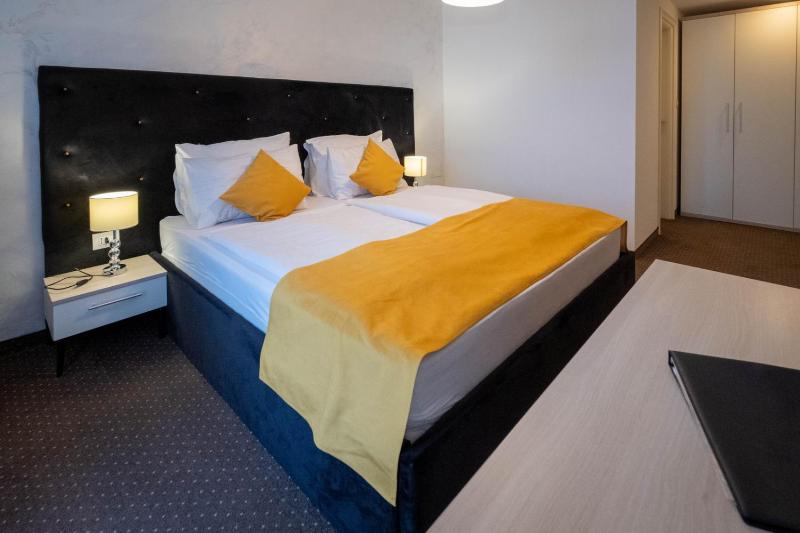 Double Room with Balcony and Sea View image 4