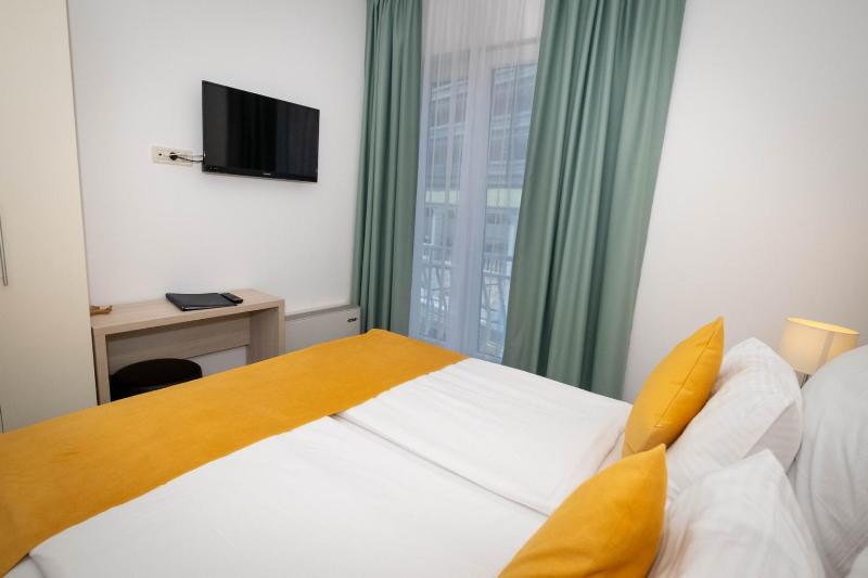 Economy Double Room image 3
