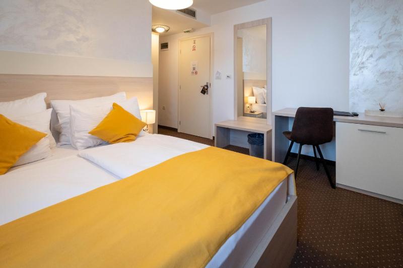 Economy Double Room image 4