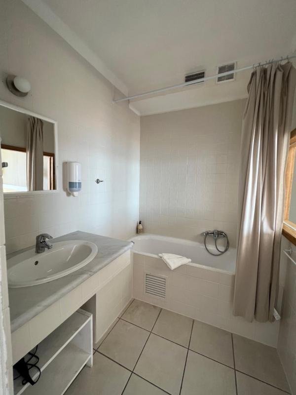 Classic room with balcony and sea view image 2