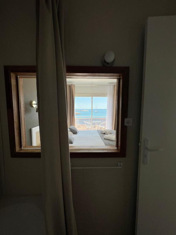 Classic room with balcony and sea view image 3