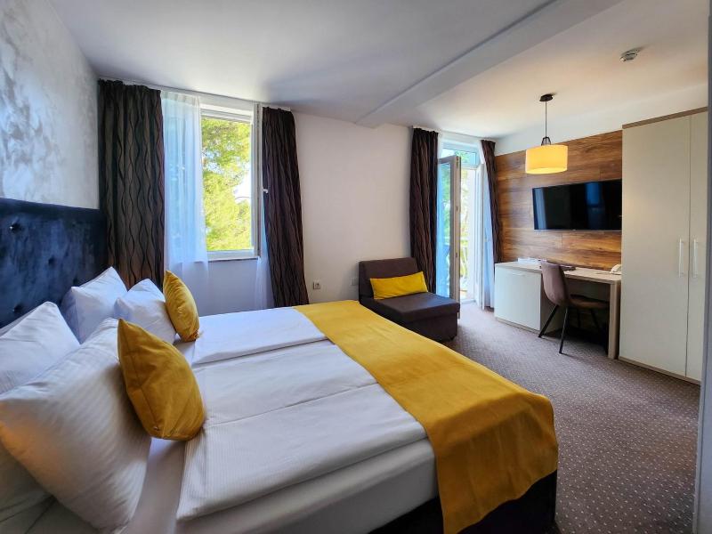 Double Room with Balcony and Sea View image 2