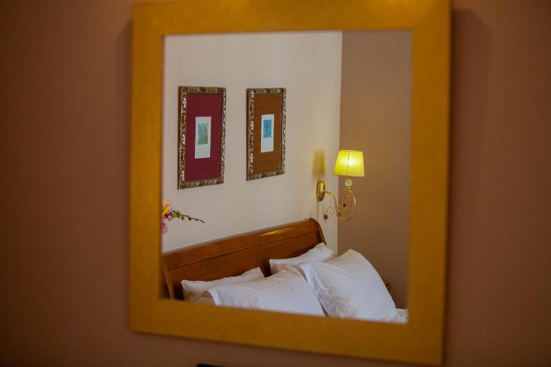 Superior Double Room with Balcony image 4