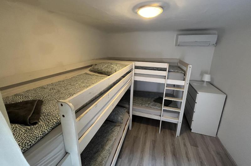 Quadruple Room with Shared Bathroom image 3