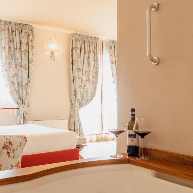 Suite with Hot Tub image 1