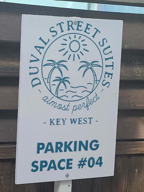 Duval Street Suite overlooking Duval with parking and pool - image 4