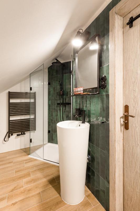 Bohemian Chic 2 Bedroom 2 Bathroom Loft with Hanging Chair - image 10