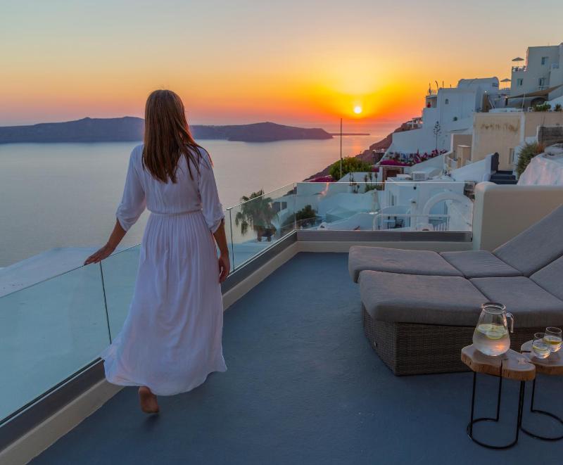 Honeymoon with Caldera View & Hot Tub image 2
