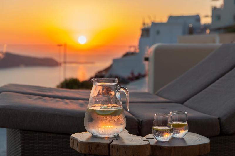 Honeymoon with Caldera View & Hot Tub image 3