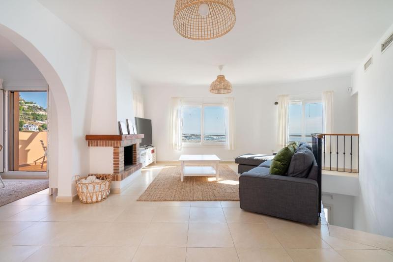 Chalet con vistas al mar y piscina Images