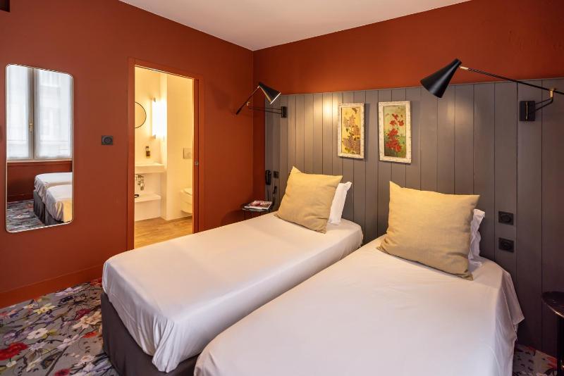 Deluxe Twin Room image 1