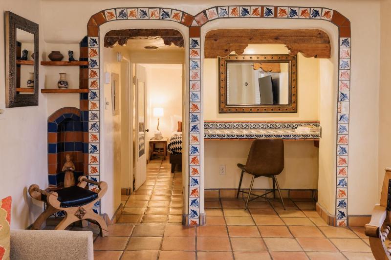  Queen Kitchenette image 2