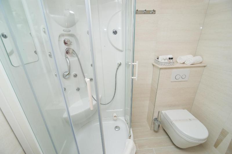 Double Room with Mountain View and Balcony image 4