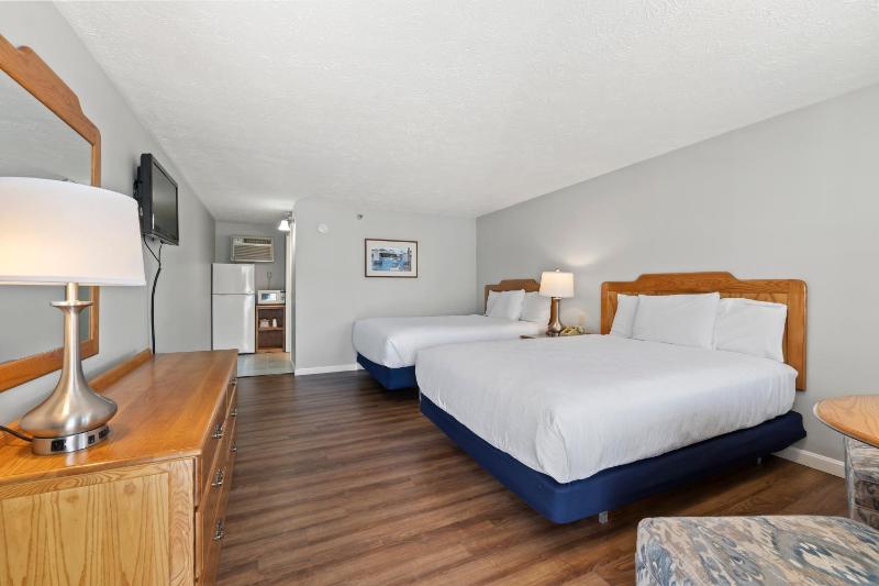 Queen Room with Two Queen Beds image 3