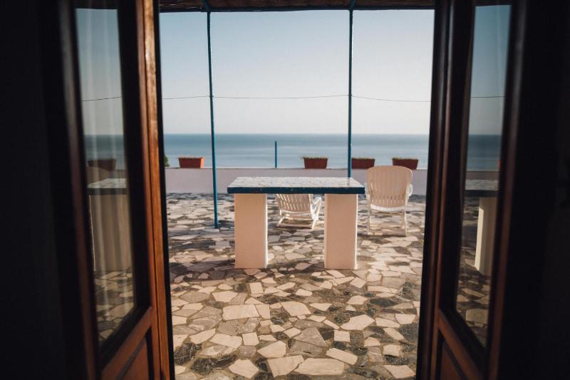 Deluxe Double Room with Sea View image 2