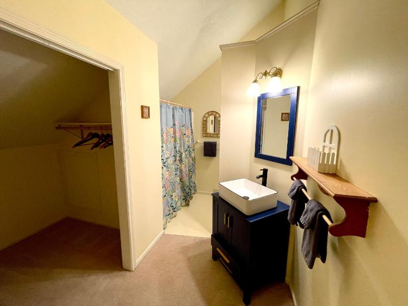 Queen Room image 2