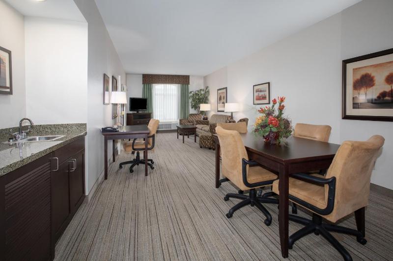 One-Bedroom King Suite with Jetted Tub image 3