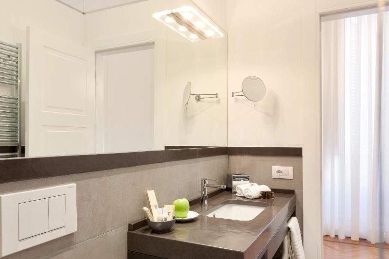 Deluxe Double Room image 2