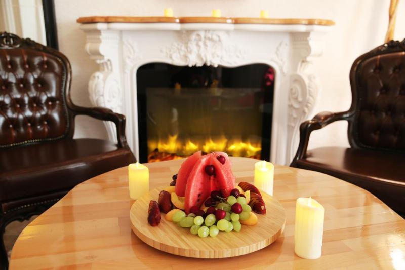 Deluxe Suite with Spa Bath image 2