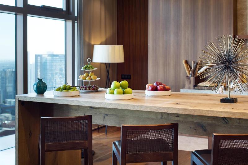 Executive King Room with Sea View and Lounge Access image 4