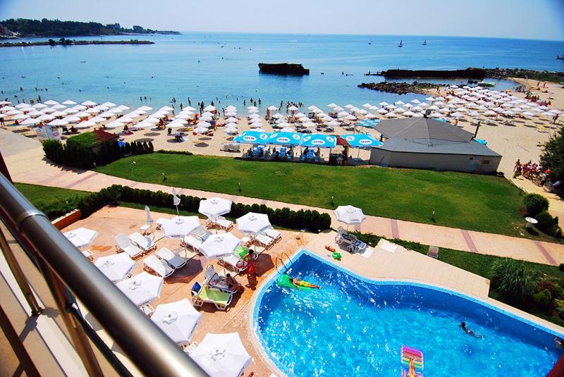 One-Bedroom Apartment with Balcony and Sea View image 3