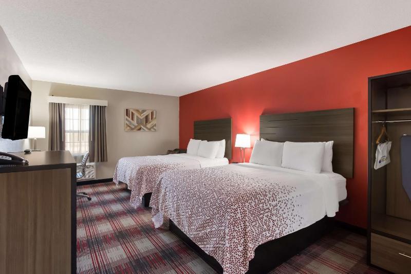 Queen Room with Two Queen Beds - Non-Smoking image 1