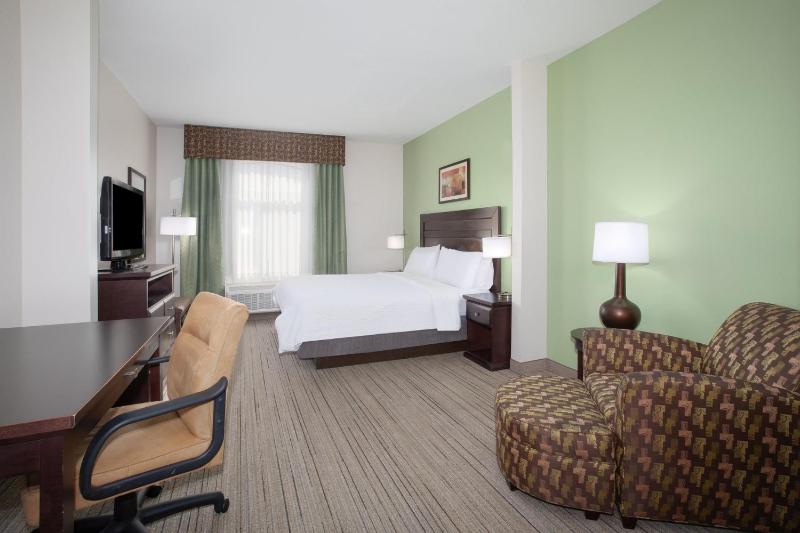 Standard King Room image 3