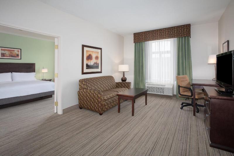 One-Bedroom King Suite with Jetted Tub image 2