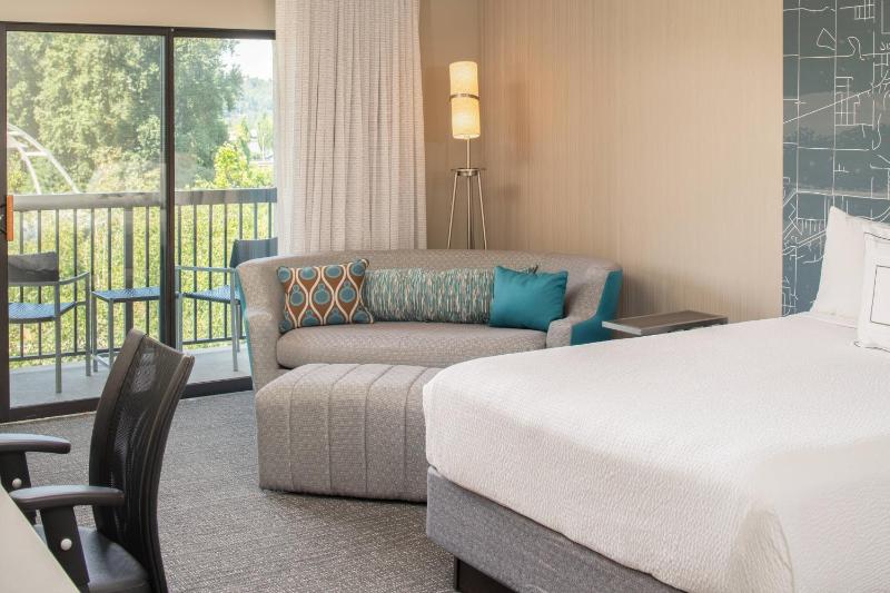 Executive Deluxe Queen Room with Two Queen Beds and Sofa Bed image 4