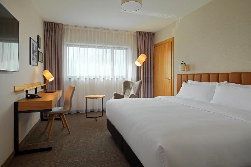 Deluxe, Guest room, 1 King image 1