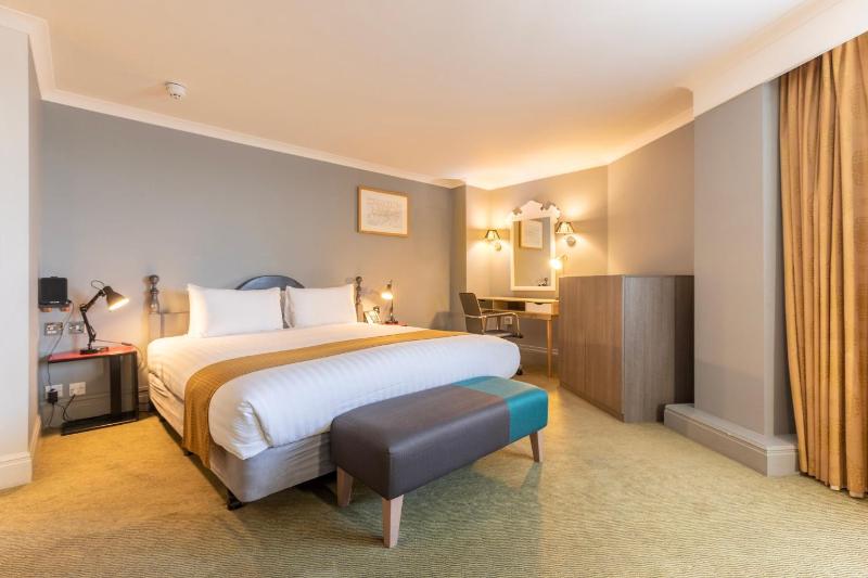 King Suite with Sofa Bed image 3