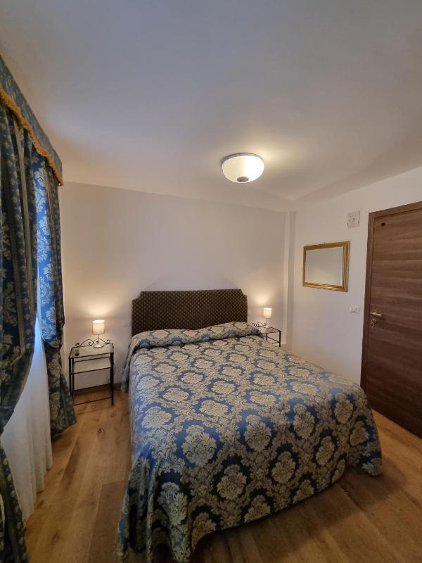 Deluxe Double Room with Terrace image 3