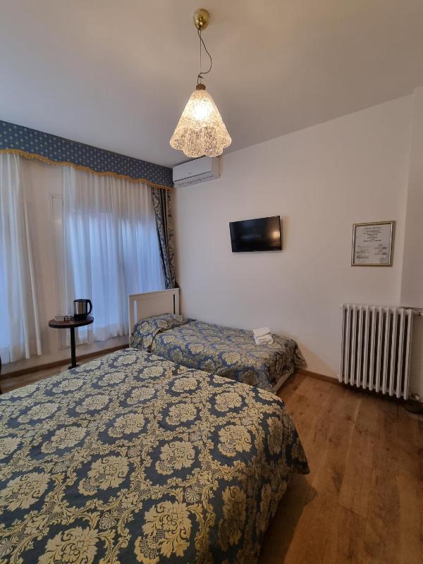 Triple Room with Shared Bathroom image 4