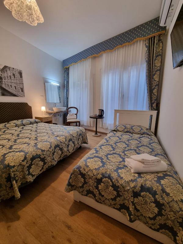 Triple Room with Shared Bathroom image 2