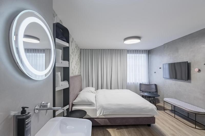 Classic Double Room image 2