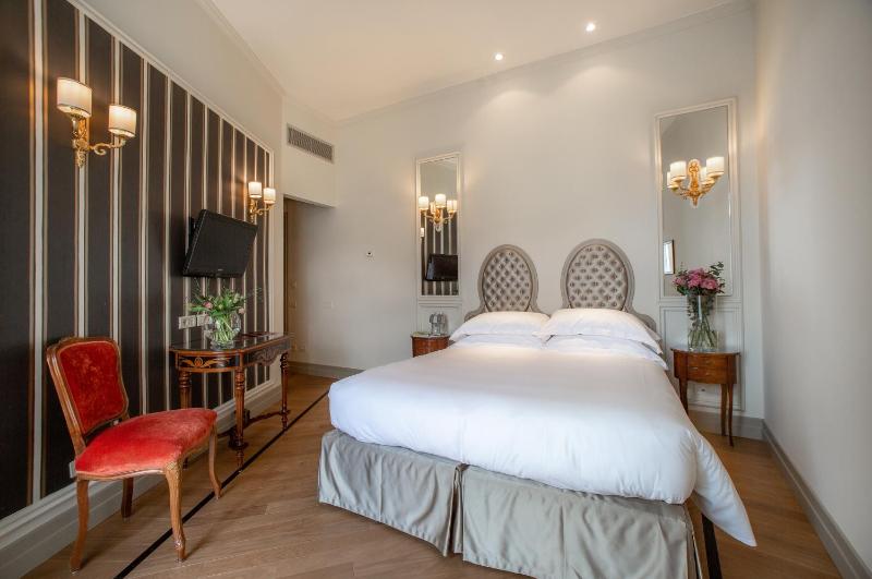 Superior Double or Twin Room with Lake View image 3