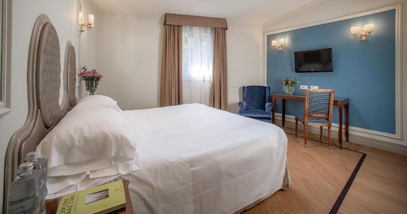 Standard Double Room image 4