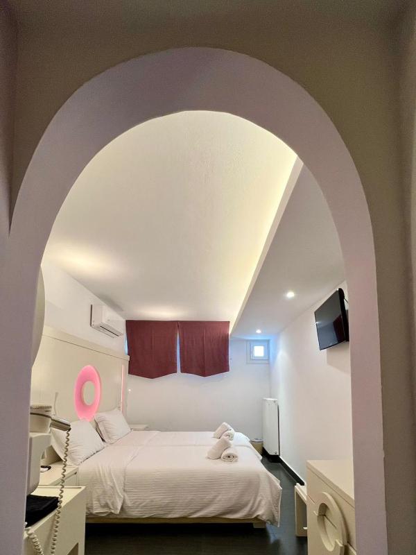 Economy Double or Twin Room -Semi Basement  image 3