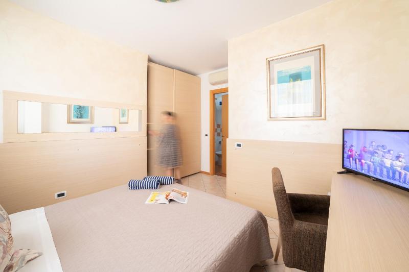 Double Room image 3