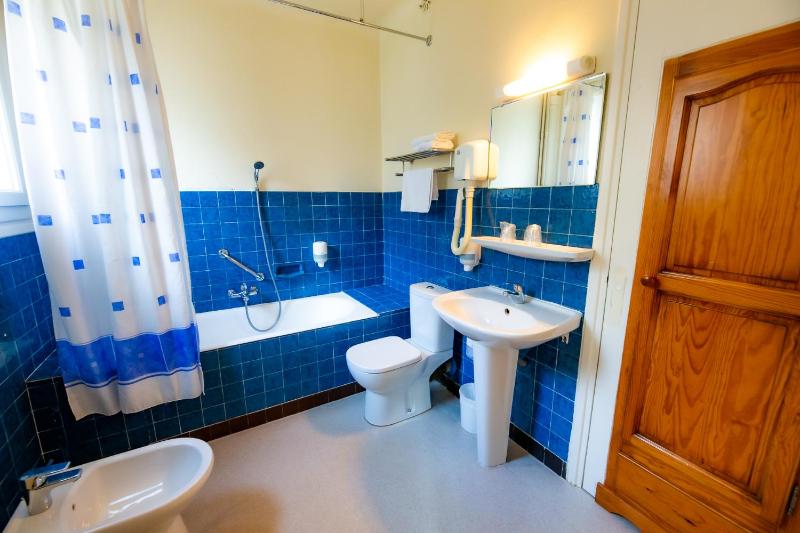 Twin Room with Bathroom image 2