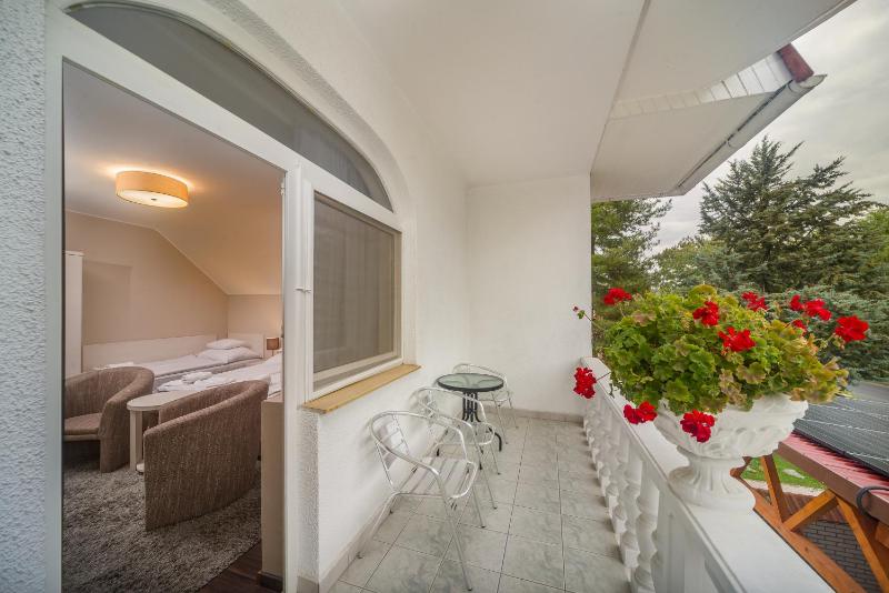 Triple Room with Balcony image 3