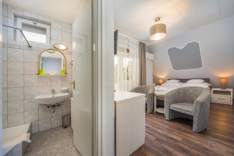 Double Room with Balcony image 3