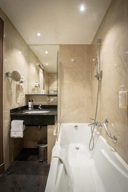 Twin Room with Balcony image 4