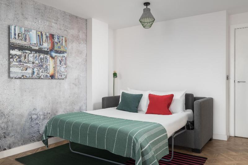 Executive One Bedroom Suite with Sofa Bed image 1
