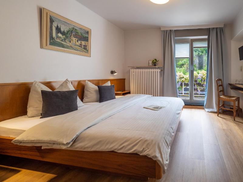 Double Room with Garden View and Balcony image 1