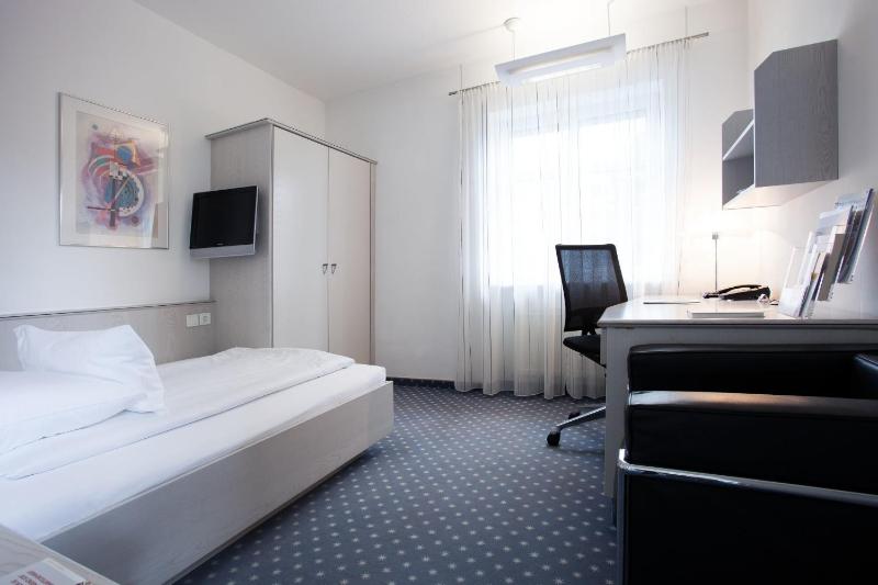 Standard Single Room image 3
